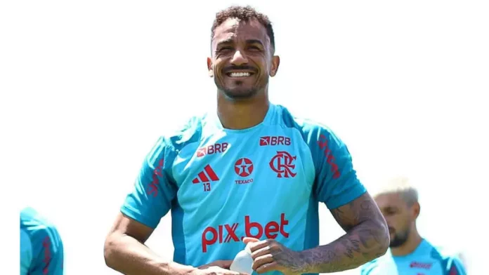 Danilo em treino do Flamengo no Ninho do Urubu