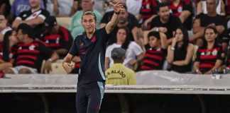 Filipe Luís na beira do campo no jogo entre Flamengo x Vasco