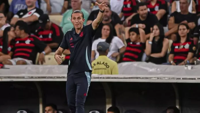 Filipe Luís na beira do campo no jogo entre Flamengo x Vasco