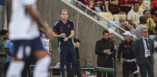 Filipe Luís a beira do campo em mais um jogo do Flamengo