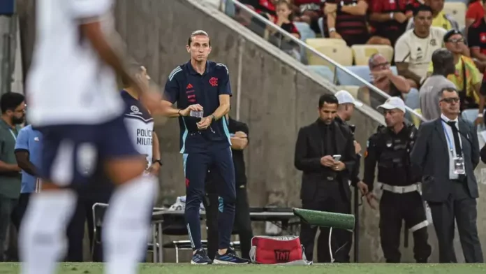 Filipe Luís a beira do campo em mais um jogo do Flamengo