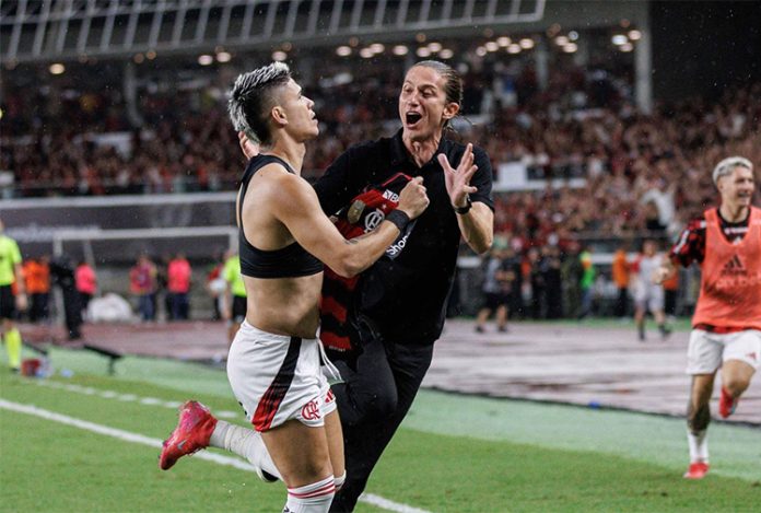 Filipe Luís comemora gol com Luiz Araújo na Supercopa 2025
