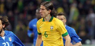 Filipe Luís em campo pela Seleção Brasileira contra a Itália