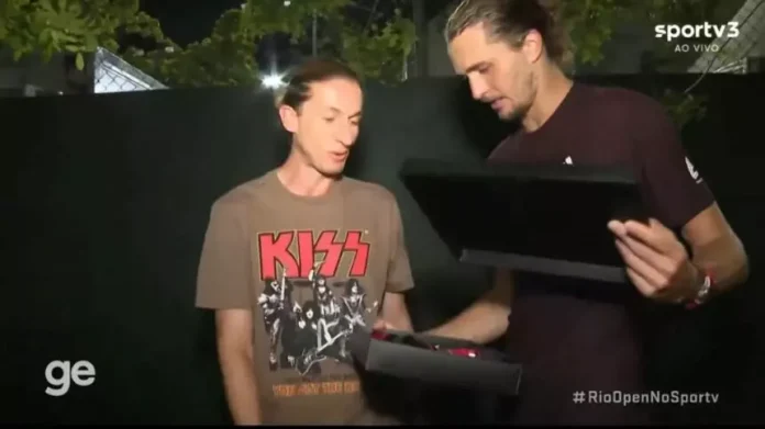 Filipe Luís entrega camisa do Flamengo ao tenista alemão Alexander Zverev