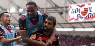 Ao lado de Matheus Gonçalves, Lorran comemora gol do Flamengo com Gabigol