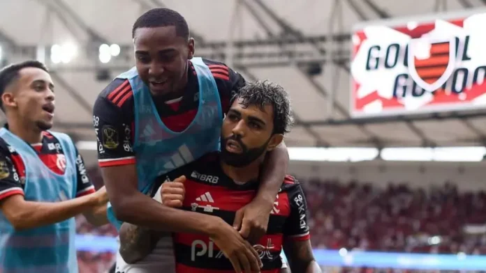 Ao lado de Matheus Gonçalves, Lorran comemora gol do Flamengo com Gabigol
