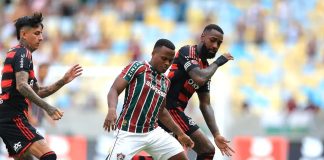 Gerson disputa a jogada com Pulgar no empate sem gols entre Flamengo e Fluminense 2025