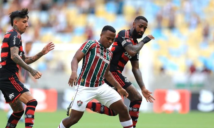 Gerson disputa a jogada com Pulgar no empate sem gols entre Flamengo e Fluminense 2025