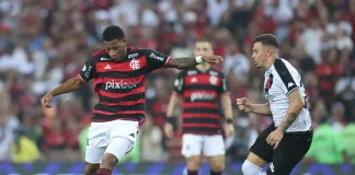 Gonzalo Plata na jogada com Hugo Moura, no clássico entre Flamengo x Vasco em 2024