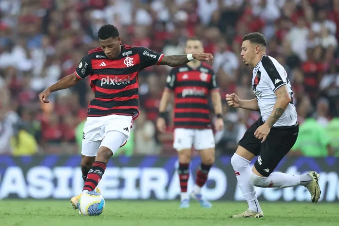 Gonzalo Plata na jogada com Hugo Moura, no clássico entre Flamengo x Vasco em 2024