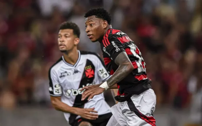 Gonzalo Plata e João Victor no clássico entre Flamengo x Vasco