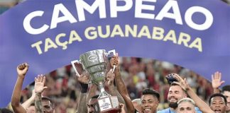Jogadores erguem o troféu Flamengo Campeão da Taça Guanabara 2025