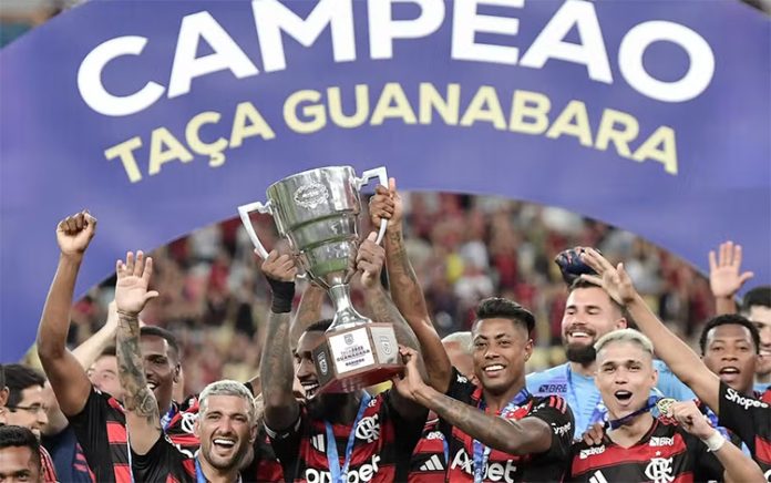 Jogadores erguem o troféu Flamengo Campeão da Taça Guanabara 2025