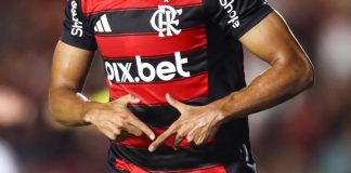 Comemoração de gol de Juninho, que significa um V