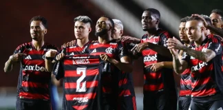 Jogadores prestam homenagem a Varela