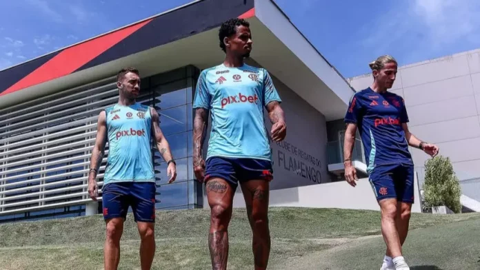 Leo Ortiz, Allan e Filipe Luís em mais um treino do Flamengo no Ninho do Urubu 2025