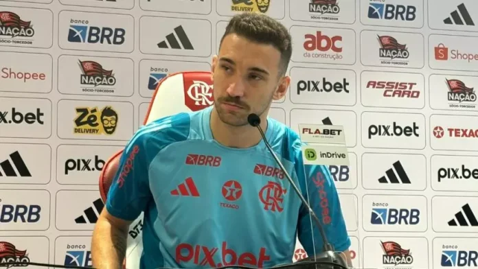 Leo Ortiz concede entrevista no Ninho do Urubu