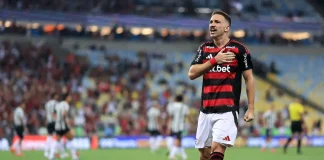 Léo Ortiz comemora o gol da vitória do Flamengo sobre o Botafogo