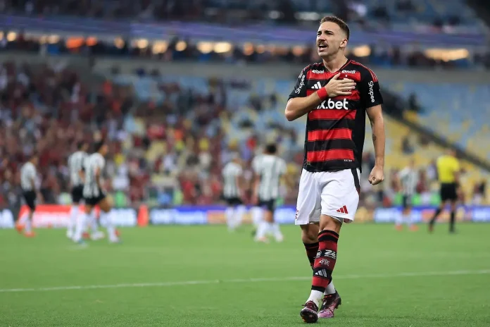 Léo Ortiz comemora o gol da vitória do Flamengo sobre o Botafogo
