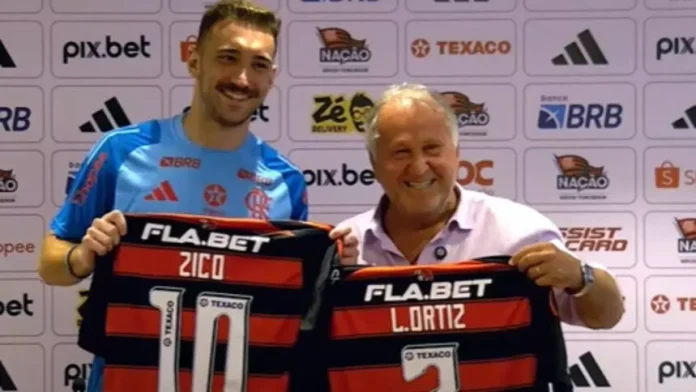 Leo Ortiz e Zico trocam camisas do Flamengo non Ninho do Urubu 2025