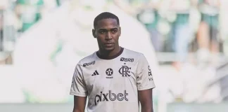 Lorran em campo antes de jogo pelo Flamengo