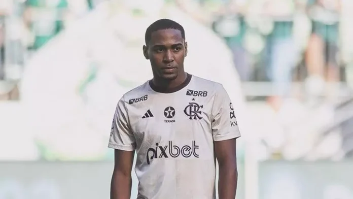 Lorran em campo antes de jogo pelo Flamengo