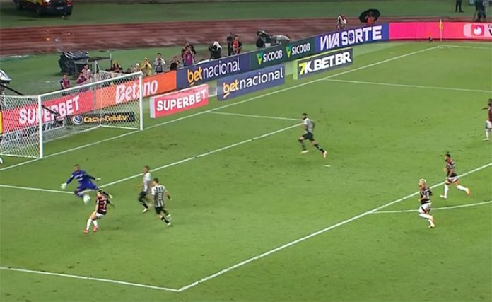 Luiz Araújo faz golaço de cavadinha na final da Supercopa do Brasil 2025