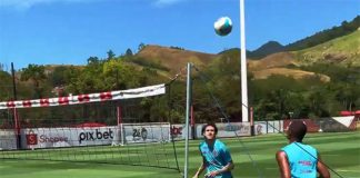 Pedro jogando futevôlei na fase final de recuperação
