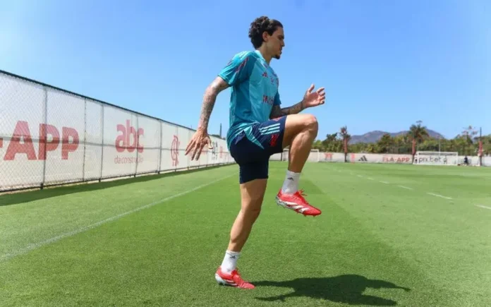 Pedro em treino do Flamengo no Ninho do Urubu 2025