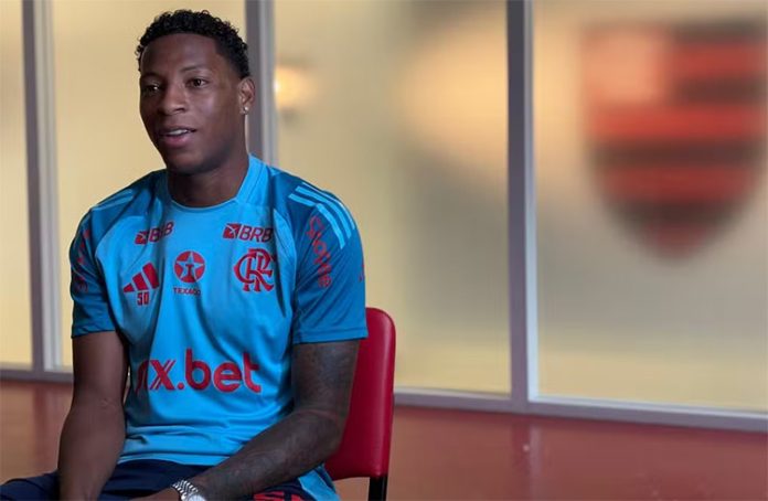 Gonzalo Plata em entrevista no Flamengo
