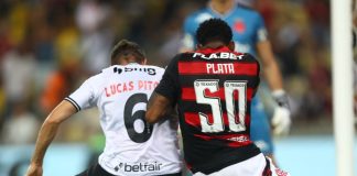 Gonzalo Plata disputa a jogada com Pitton em clássico entre Flamengo x Vasco