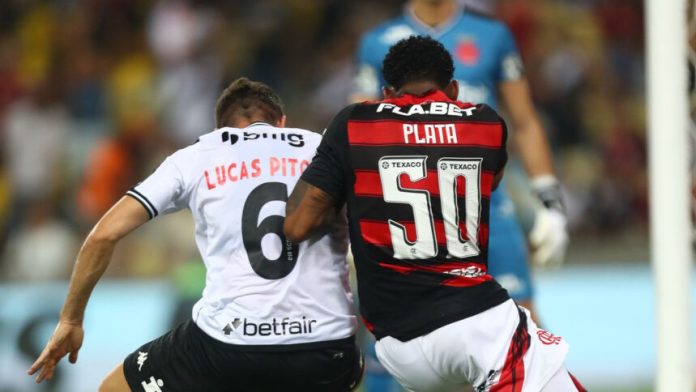 Gonzalo Plata disputa a jogada com Pitton em clássico entre Flamengo x Vasco
