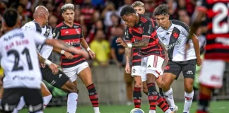 Plata e Luiz Araújo em campo pelo Flamengo contra o Vasco em 2024