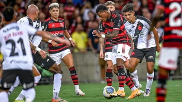 Plata e Luiz Araújo em campo pelo Flamengo contra o Vasco em 2024