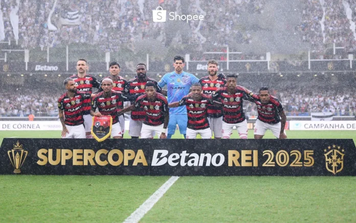Time do Flamengo posa pra foto antes de conquistar o Tricampeonato da Supercopa do Brasil 2025