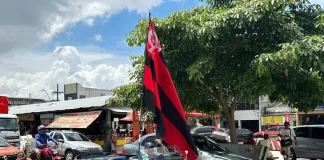 Torcedor com a bandeira do Flamengo no carro em Belém-PA
