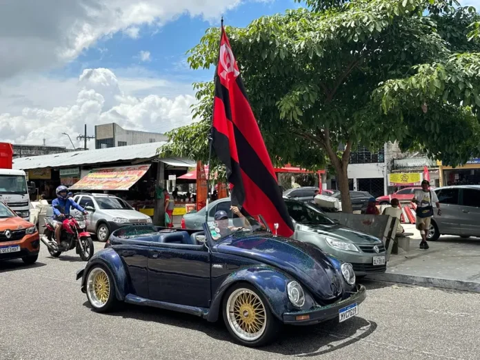 Torcedor-Bandeira-Flamengo-Carro-Belem-PA Torcedor com a bandeira do Flamengo no carro em Belém-PA