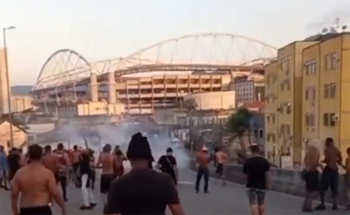 Torcedores brigam no entorno Engenhão