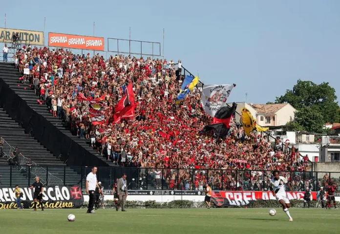 Torcida do Flamengo em São Januário em clássico contra o Vasco