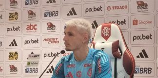 Varela em entrevista coletiva no Ninho do Urubu