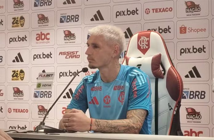 Varela em entrevista coletiva no Ninho do Urubu