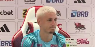 Varela em entrevista coletiva no Ninho do Urubu