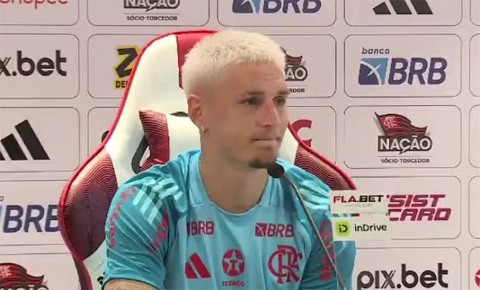 Varela em entrevista coletiva no Ninho do Urubu