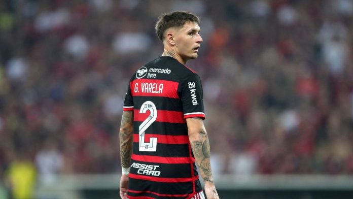 Varela em campo pelo Flamengo