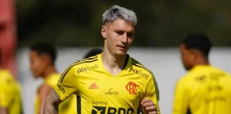 Varela em treino do Flamengo no Ninho do Urubu