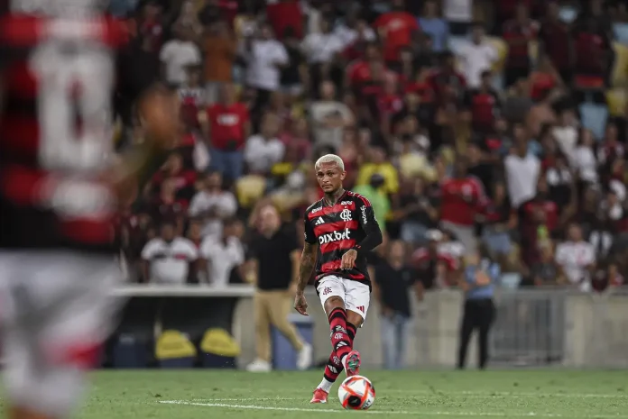 Wesley em campo pelo Flamengo contra o Botafogo