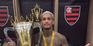 Wesley posa com a Supercopa do Brasil 2025