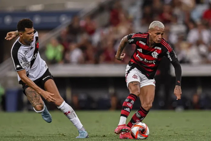 Wesley em campo pelo Flamengo contra o Vasco