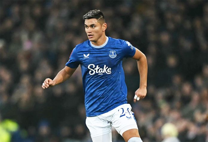 Alcaraz em campo pelo Everton