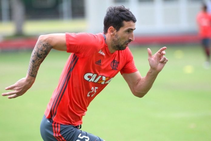 Donatti em treino do Flamengo